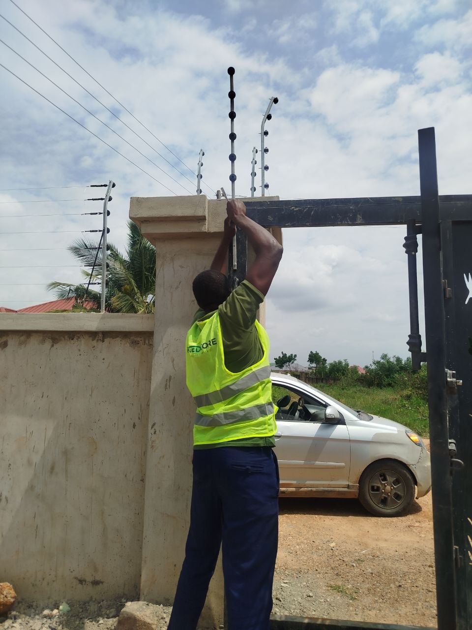Electric fencing conductor and gate post installation
