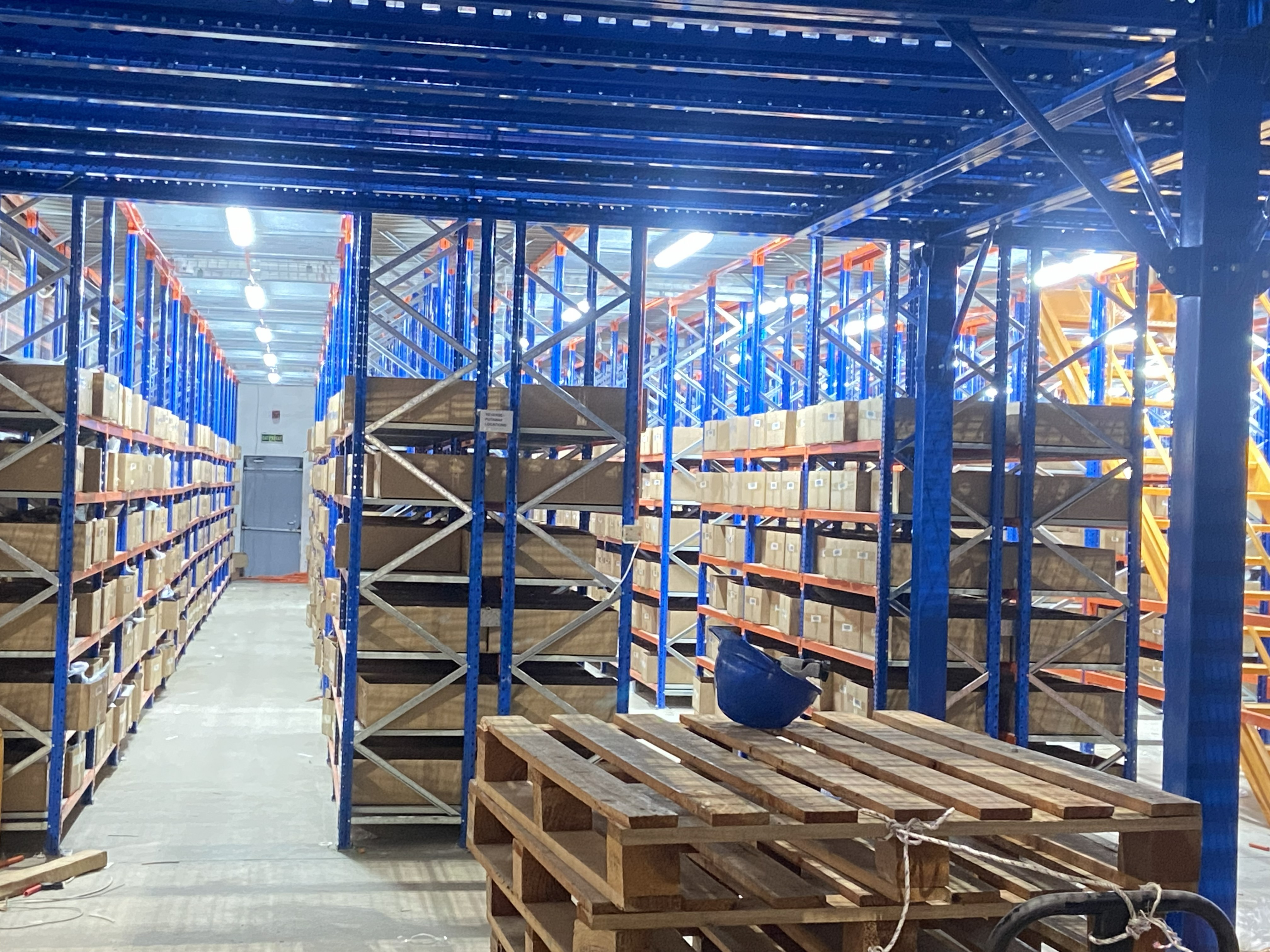 Warehouse racking lighting with installed heads